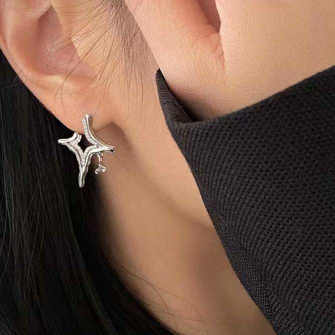 Asterism Rhinestone Earrings with metal geometry design and sparkling rhinestones.