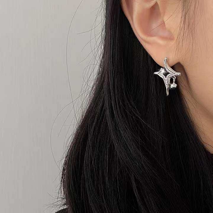 Asterism Rhinestone Earrings featuring a metal geometry design and sparkling rhinestones worn on a model.