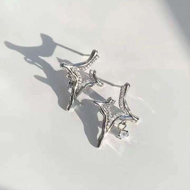 Asterism Rhinestone Earrings with sparkling metal geometry design, dazzling rhinestones.